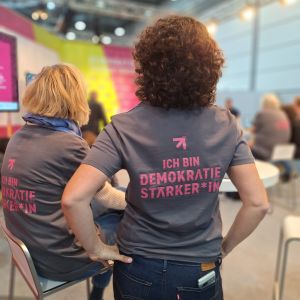 Frau trägt T-Shirt "Ich bin Demokratiestärker*in"